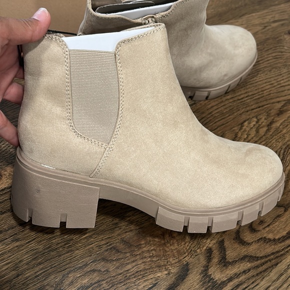 Madden NYC women Chelsea boots in sand color size 10 & 11 - Picture 4 of 6